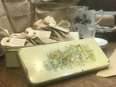 Thee van Roeach in oud theeblik