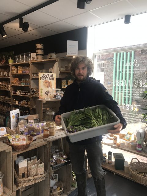 Sjoerd brengt daslook en longkruid uit zijn permacultuurtuin van de toekomst