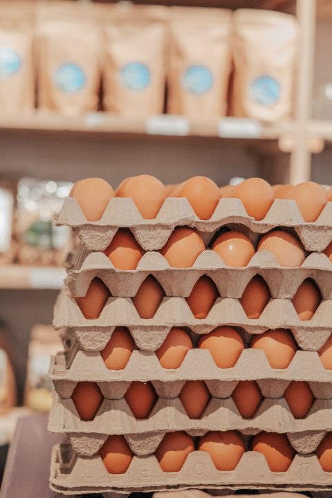 Kip en het ei: Zijn bruine of witte eirene beter voor het milieu